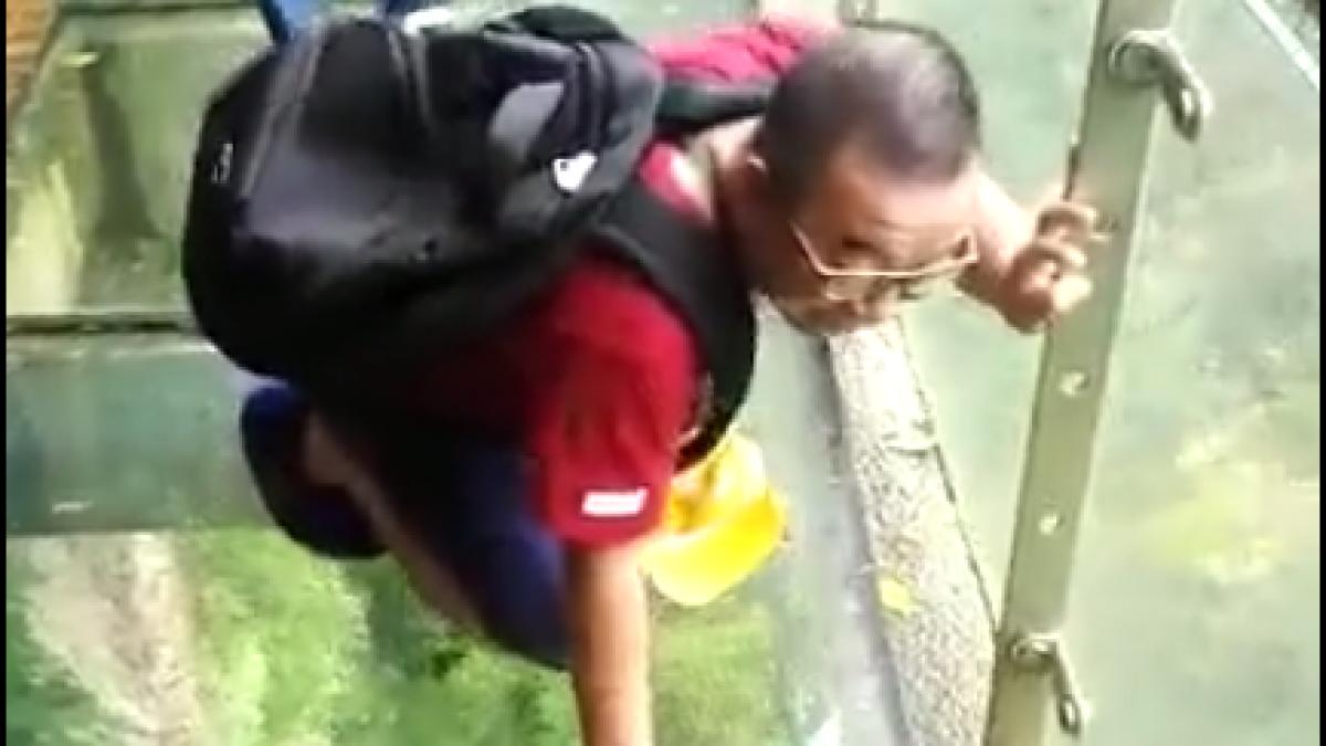 reactiile ingrozite ale turistilor care traverseaza podul de sticla din china video