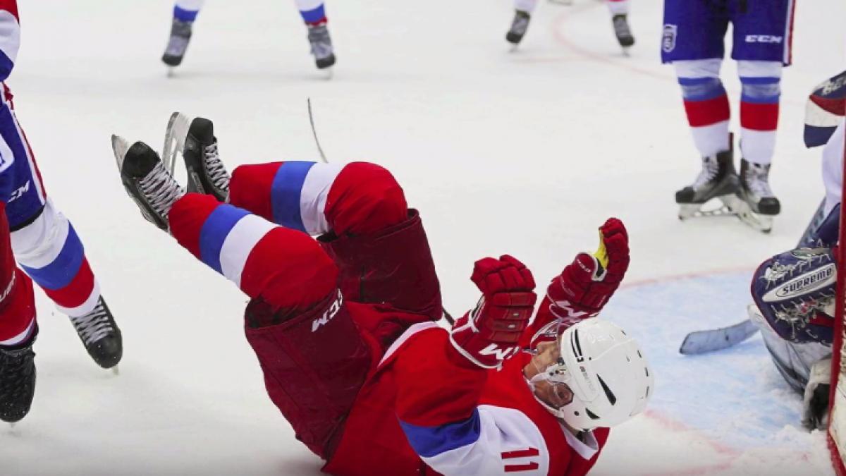 vladimir putin a cazut in timpul unui meci de hochei video