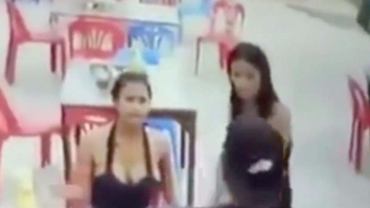 a vazut o la masa in mall si a decis sa ii ceara numarul de telefon fata n a vrut sa i l dea ce s a