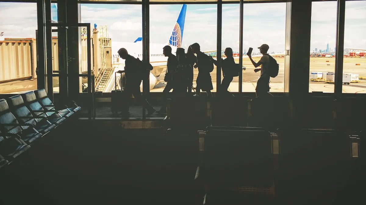 pasagerii unui aeroport din canada au fost ingroziti ce au vazut pe tavan video