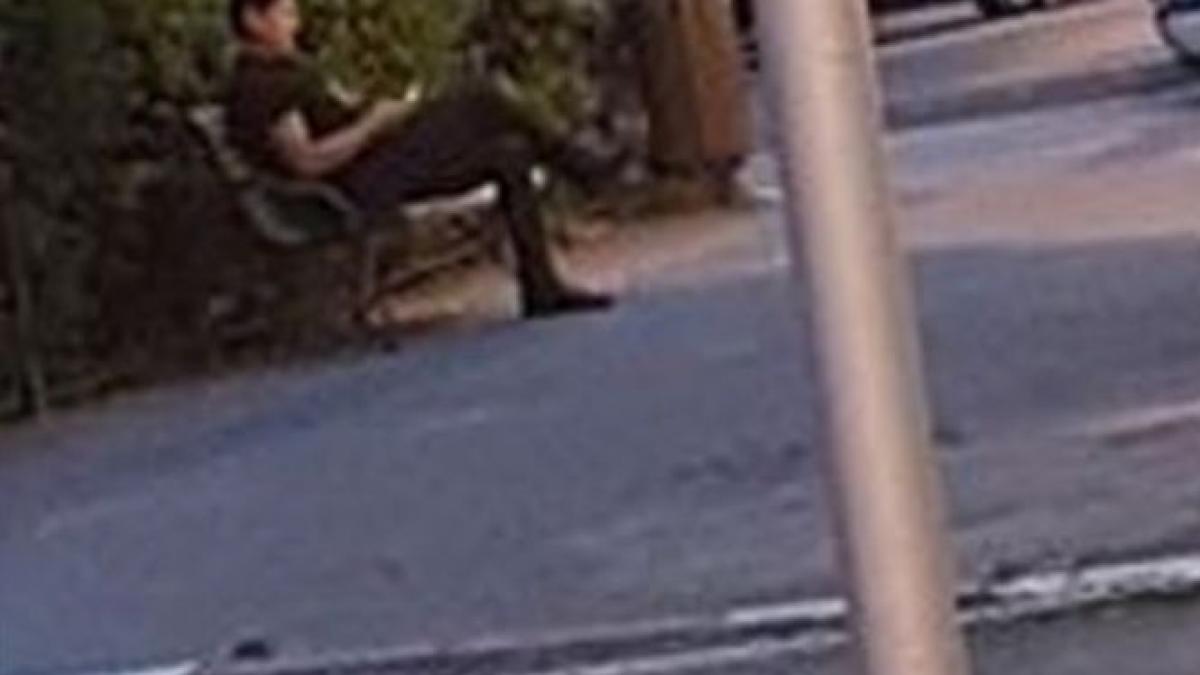 a fost zarit pe o banca in fata unui bloc din bucuresti trecatorilor nu le a venit sa creada ca e