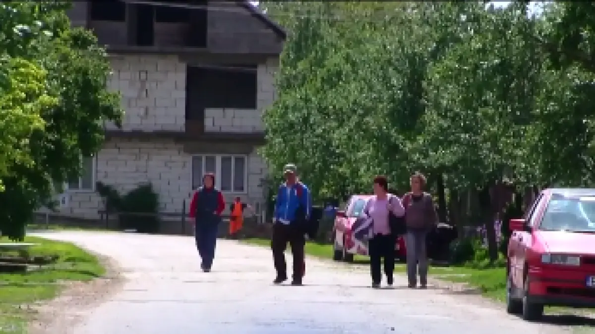 scandal intr un sat din bihor un preot s a indragostit de o minora video