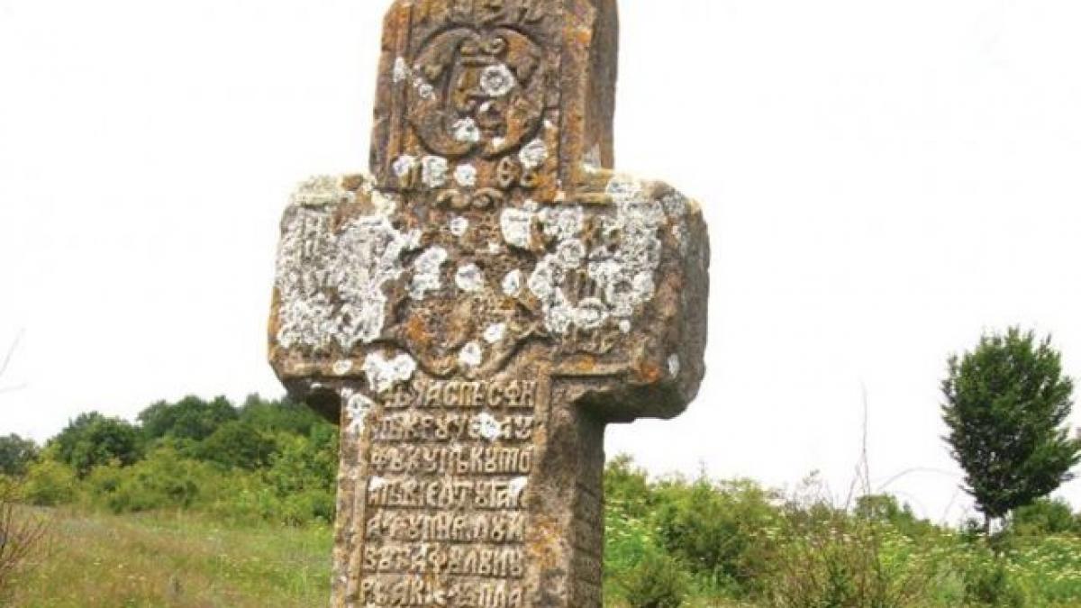 misterul crucilor de piatra din gorj au sute de ani vechime si inscriptii indescifrabile