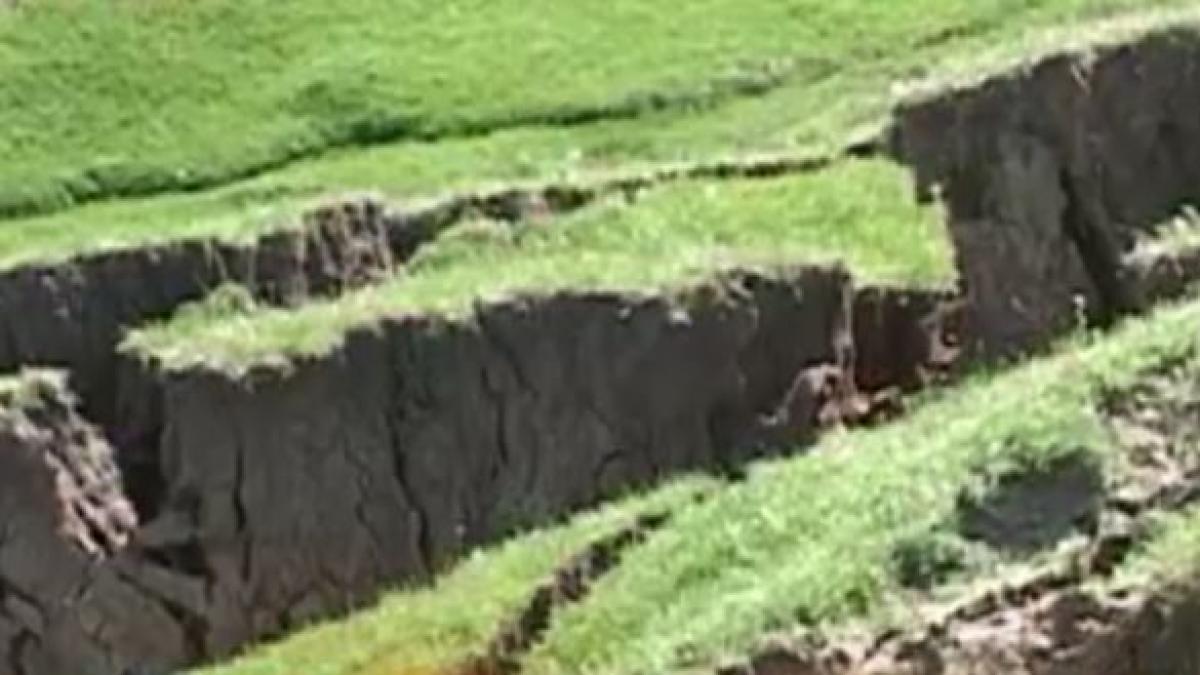 situatie dramatica in valcea case in pericol sa fie inghitite de pamant video