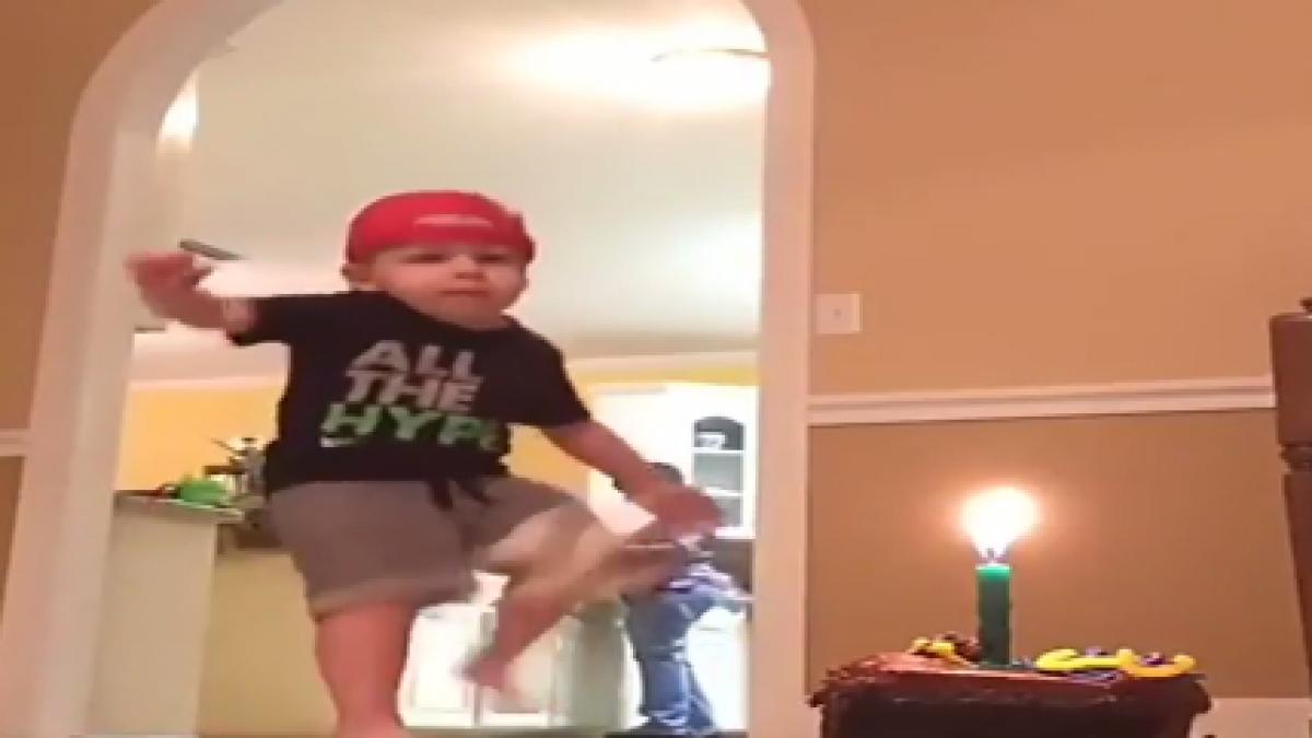 are numai doi ani dar este deja specialist in jonglerii cu mingea video