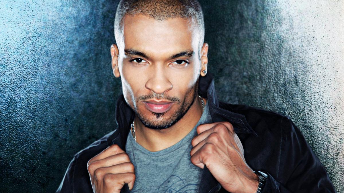 artist roman umilit in avion a fost acuzat ca este terorist si vrea sa detoneze o bomba