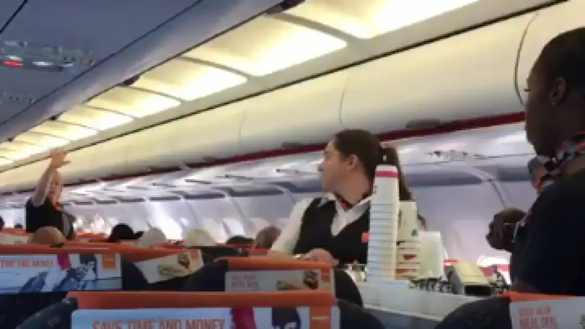 ce mesaje secrete isi transmit stewardesele atunci cand comunica in timpul zborului prin semne video