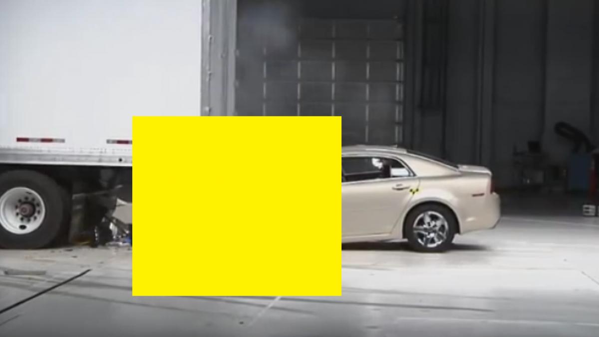 crash test cu incetinitorul intre o masina si tir imagini greu de privit video