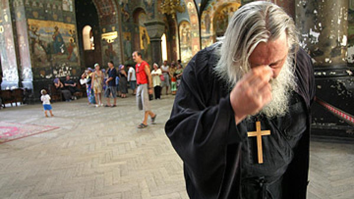 de ce se inchina oamenii cand trec pe langa biserica cum explica preotii acest gest