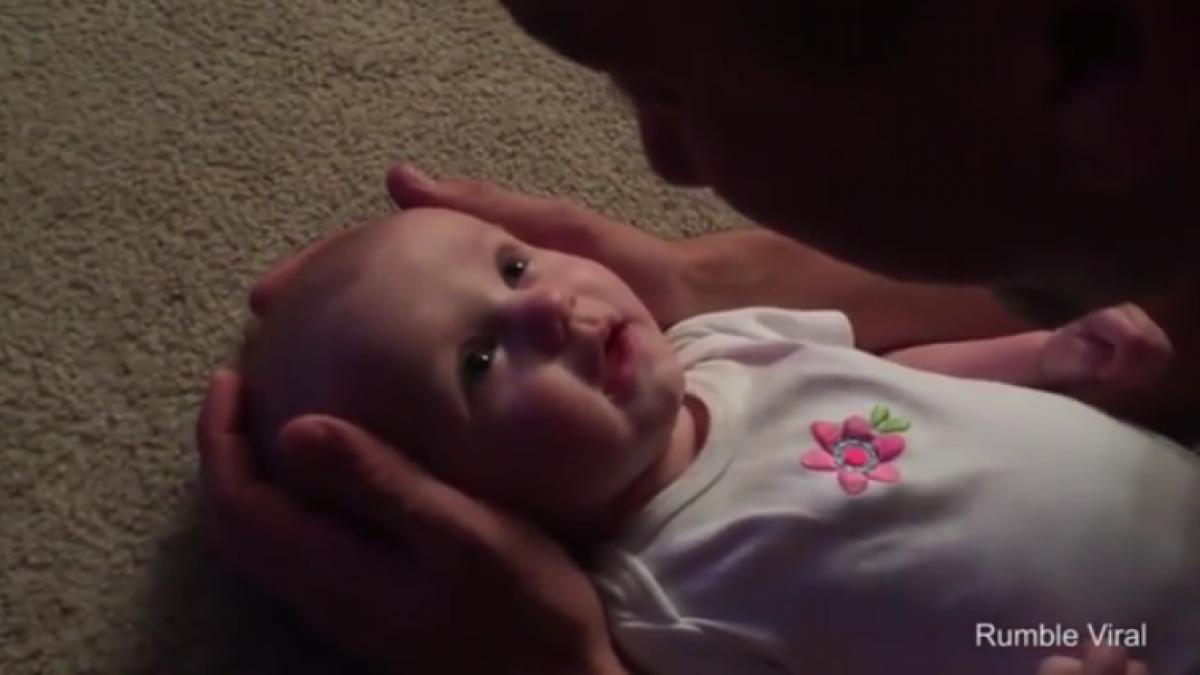 iti vine sa plangi cand vezi reactia acestei fetite la cantecul tatalui ei video