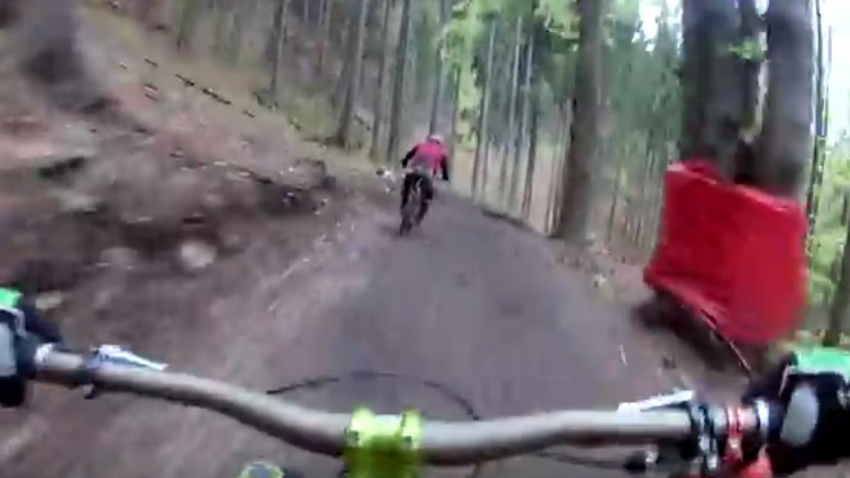 momente de groaza pentru doi bliciclisti care se antrenau in padure video