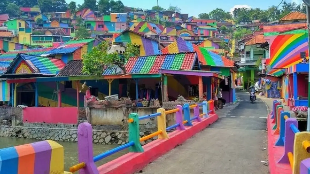 satul curcubeu cel mai colorat loc din lume