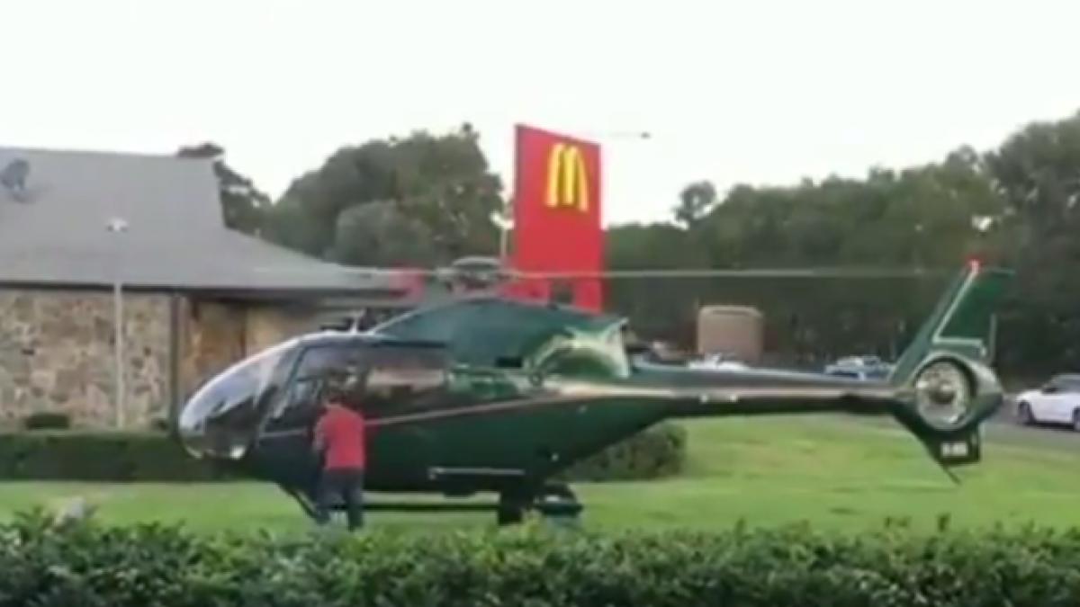 a parcat elicopterul in fata unui restaurant de tip fast food ca sa si ia un meniu video
