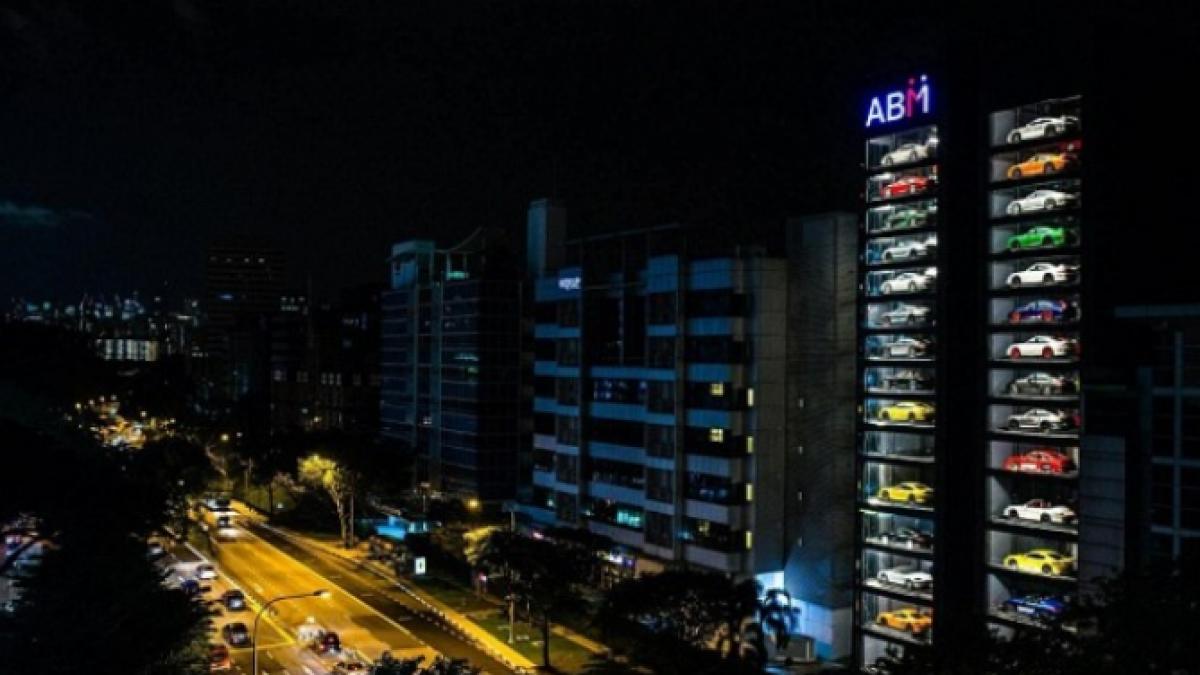 automatul care iti ofera un bolid de lux cu o apasare de buton