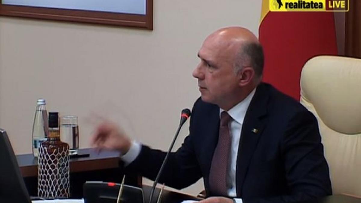 gest neasteptat al premierului din republica moldova cu sticla de whiskey pe masa la sedinta de