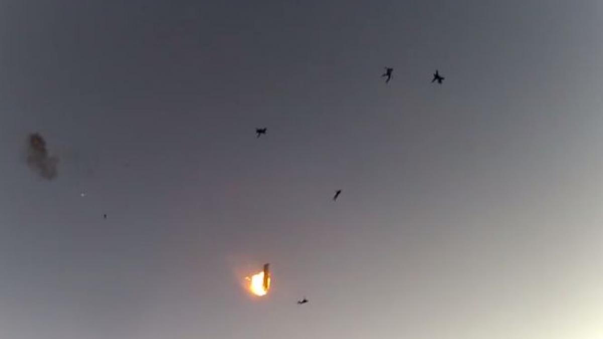 momentul dramatic in care doua avioane se ciocnesc in timpul zborului video