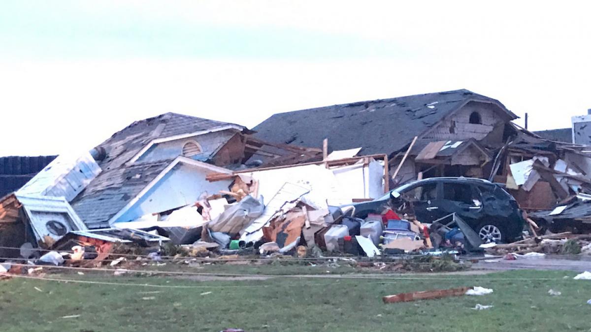 o tornada a facut ravagii in statele unite doi oameni au murit iar peste 50 de case au fost