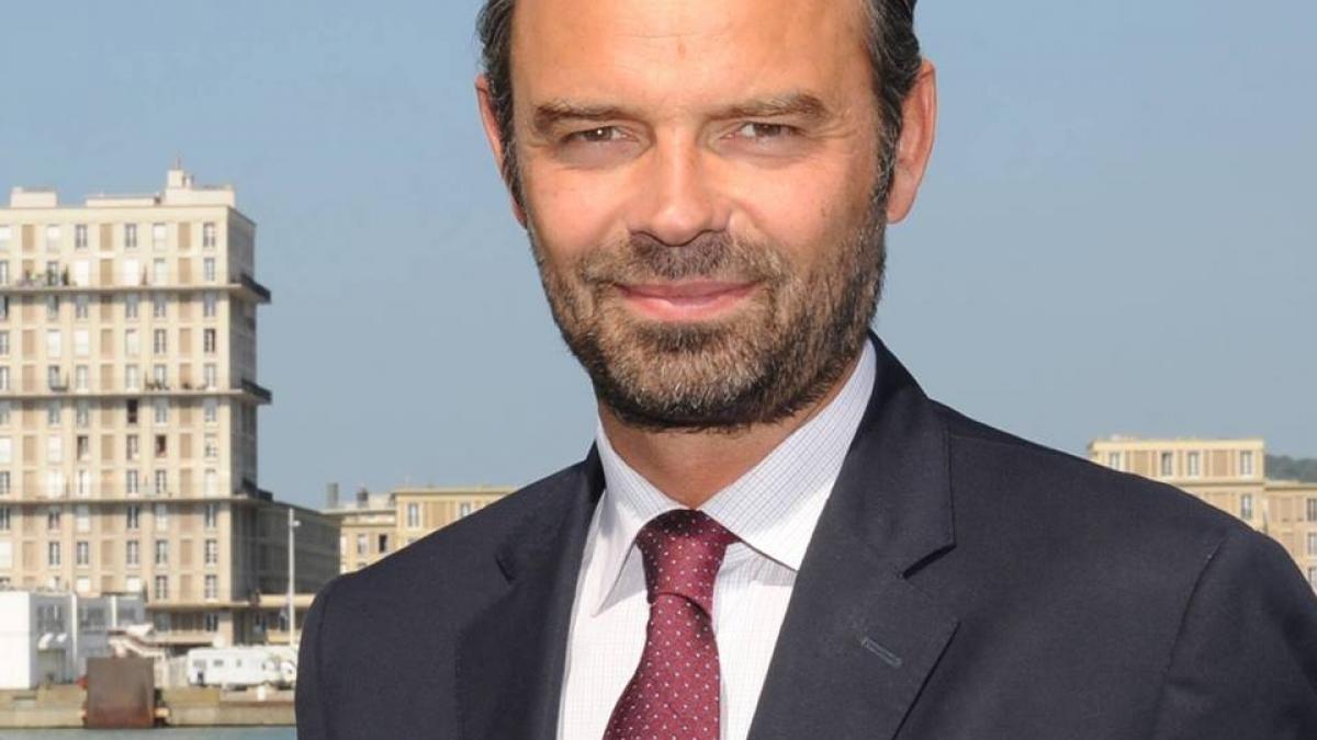 premierul frantei a fost exclus din partid