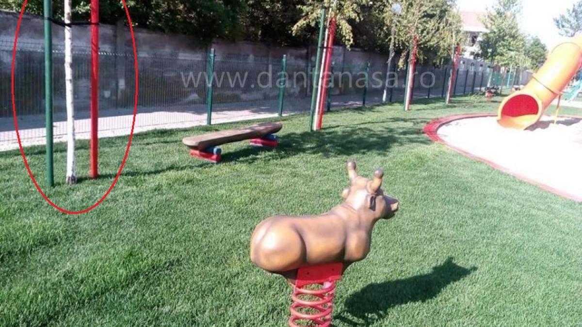 stalpi in culorile drapelului ungariei intr un parc de joaca din judetul bihor