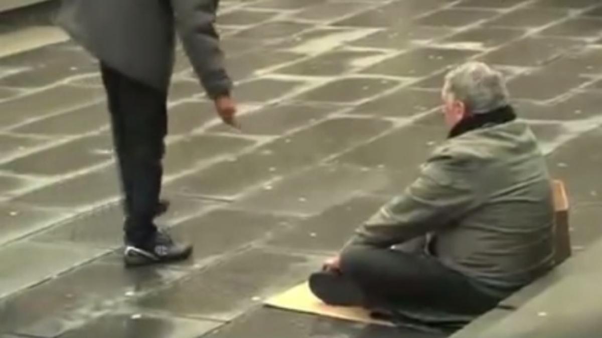 a luat cartonul unui cersetor orb si a scris alte cuvinte dupa asta pur si simplu a inceput sa