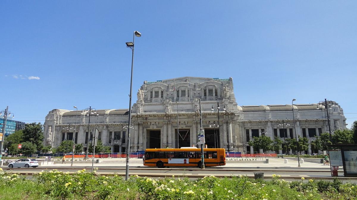 atac intr o gara din milano un politist si un militar au fost raniti