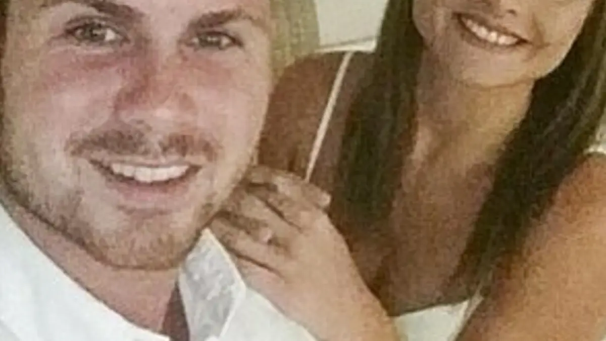iubitul i a promis ca o scoate in oras insa nu s a mai putut trezi dupa o betie ce i a facut iubita