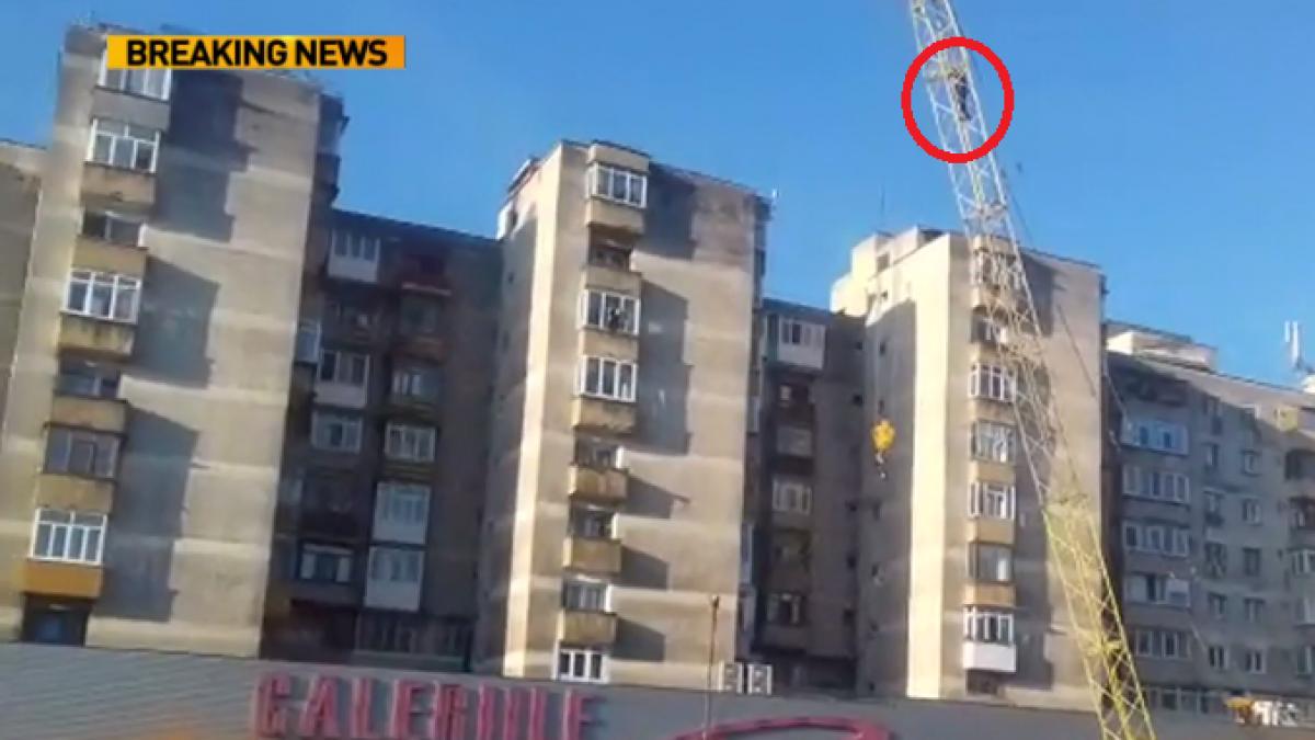 scene de groaza la ramnicu valcea un barbat ameninta ca se arunca de pe o macara
