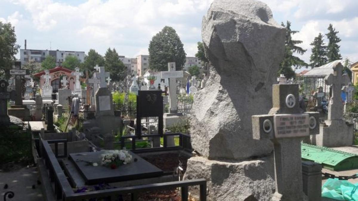 un politician renumit a vrut sa aiba un bolovan la mormant in loc de cruce