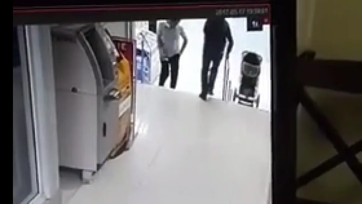 imagini revoltatoare un barbat a pus in pericol viata bebelusui sau video