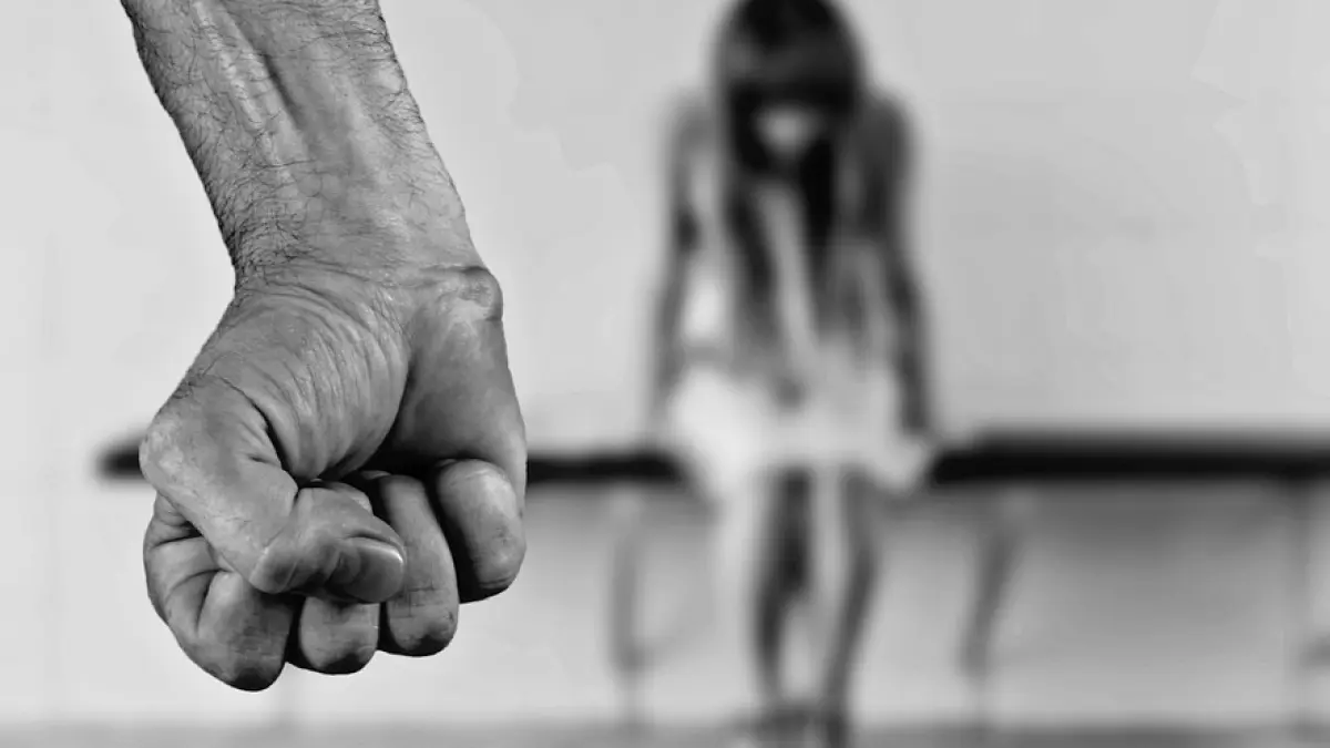o fata de 9 ani batuta si violata de un consatean care bause alcool cu mama copilei