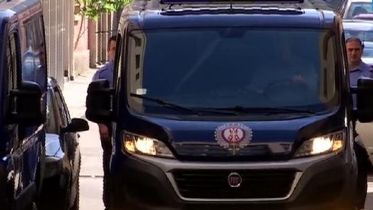 sebastian ghita ferit de ochii presei in serbia imagini cu duba care l a adus la instanta