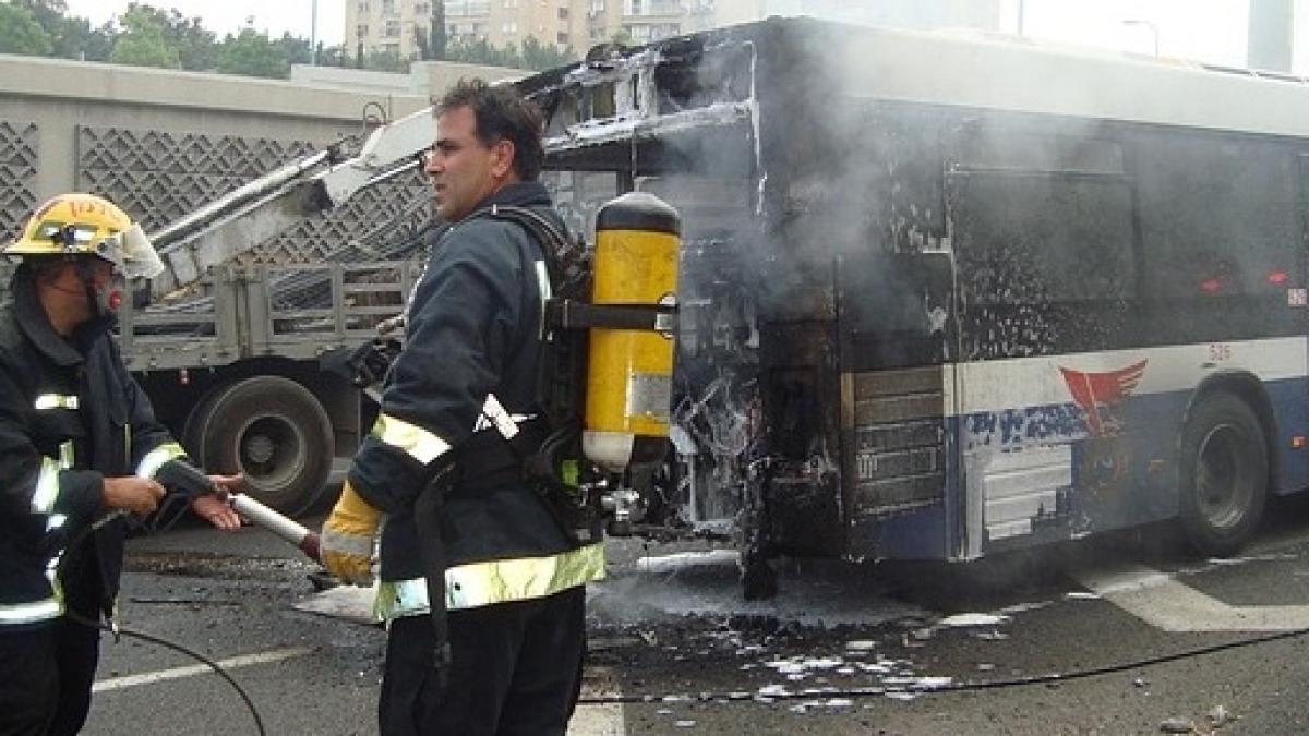 un autobuz plin cu pasageri a luat foc in mers un echipaj de pompieri a intervenit la fata locului