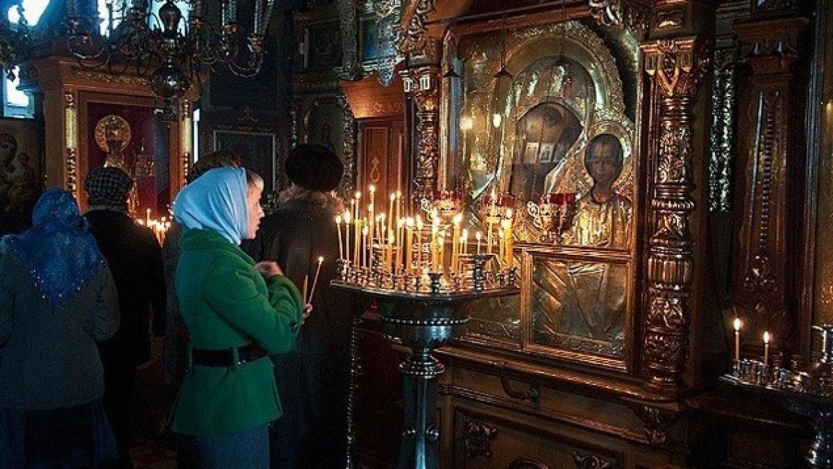 de ce nu e bine sa porti pantaloni in biserica daca esti femeie iata de ce le condamna biserica