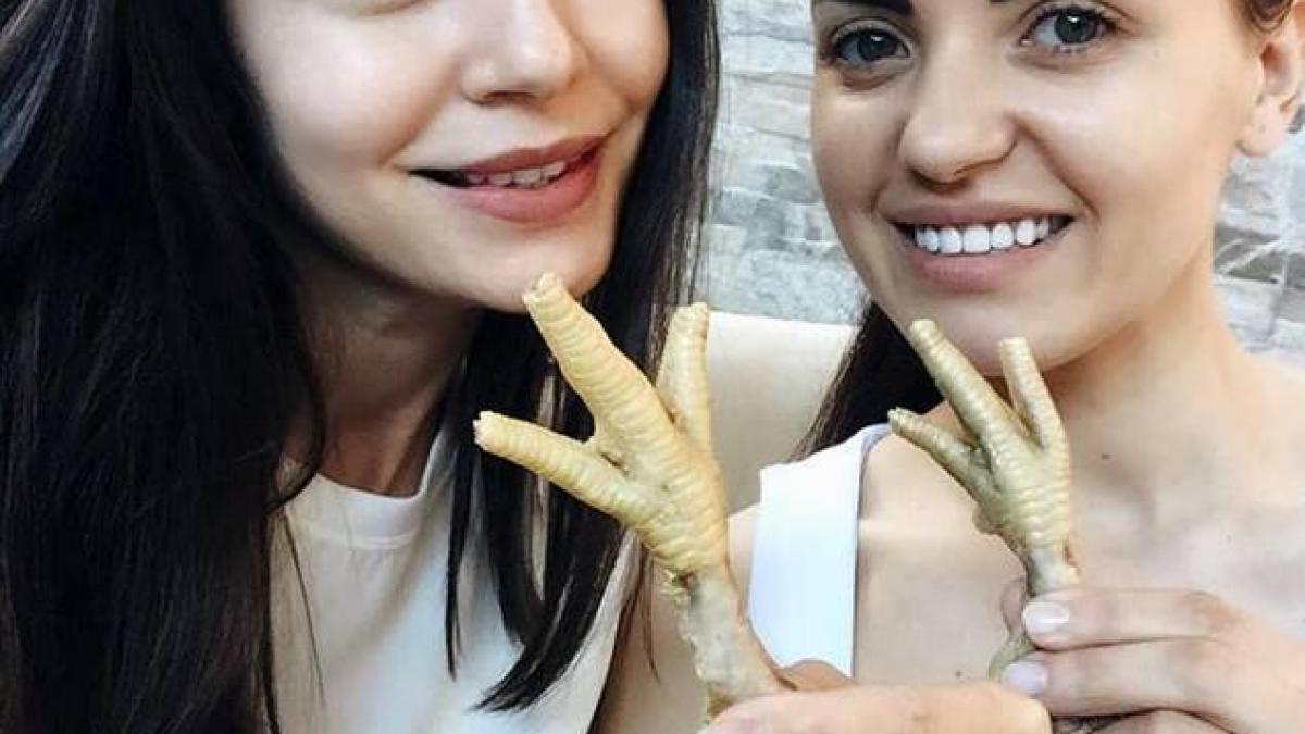 imagine incredibila motivul bizar pentru care monica gabor mananca pe nesaturate gheare de gaina