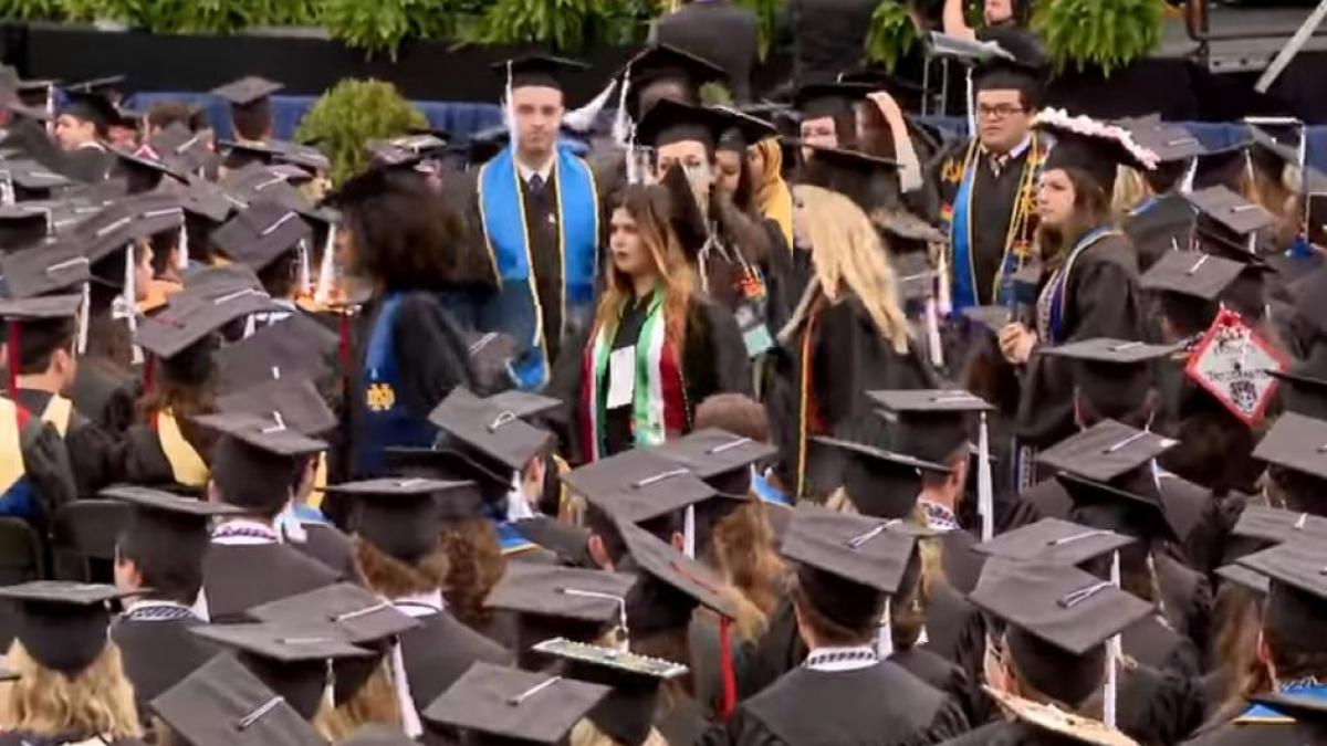 a fost chemat sa tina un discurs la o universitate cand absolventii s au intors cu spatele si au