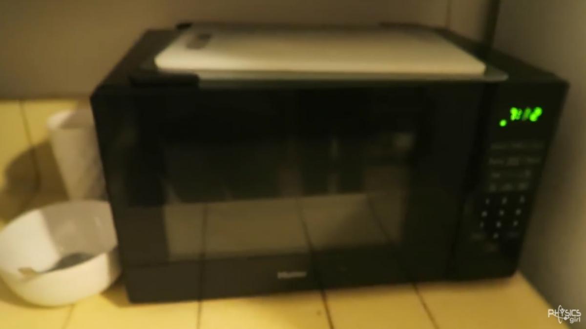 ce se intampla daca apelezi un telefon aflat in cuptorul cu microunde