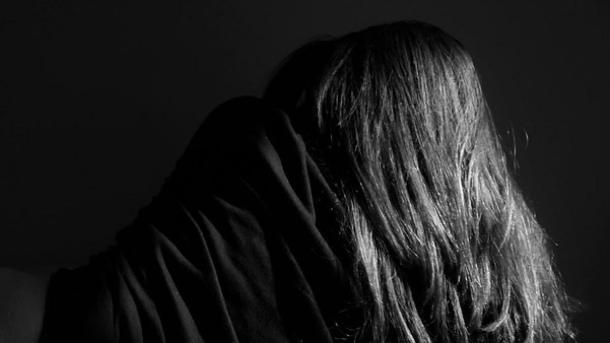 minore pacalite sa pozeze dezbracate ce a descoperit politia cand a intrat pe fir