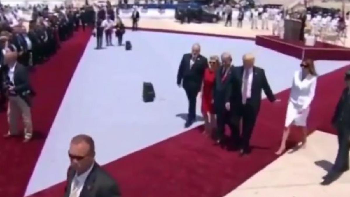 momentul in care donald trump incearca sa isi ia sotia de mana cum a reactionat melania video viral