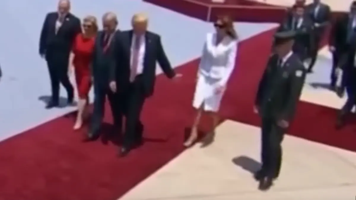 momentul in care melania il respinge pe donald trump cand acesta incearca sa o tina de mana in