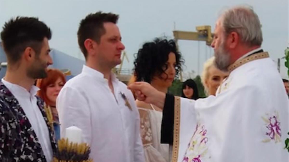 vedete tv de la noi cununate de un preot exclus din bor nunta oficiata pe plaja din 2 mai