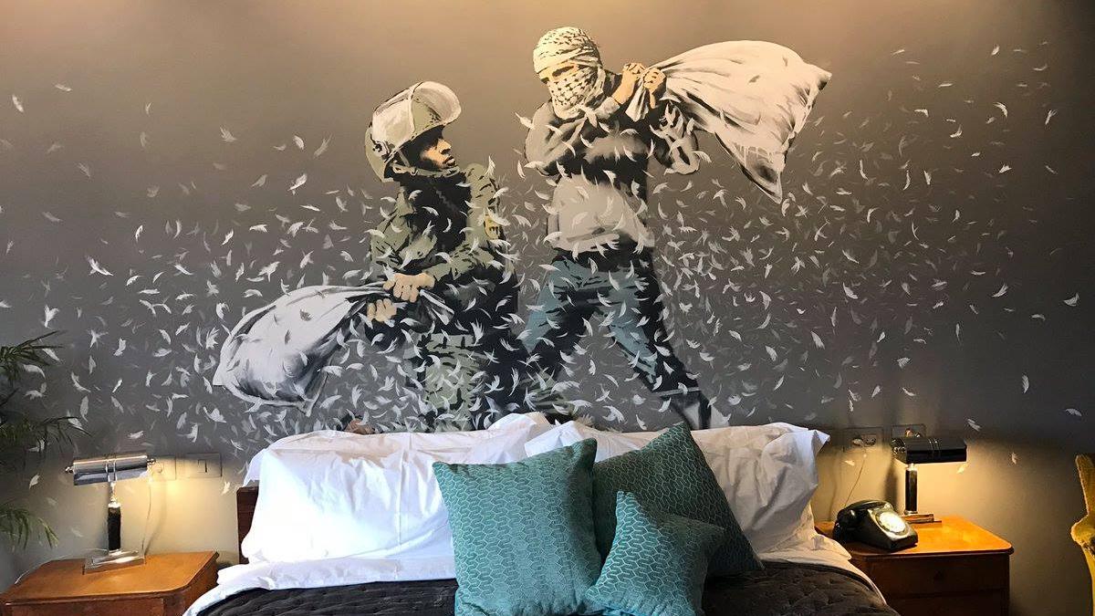 bataie cu perne intre un soldat israelian si un militant palestinian imagini inedite din hotelul