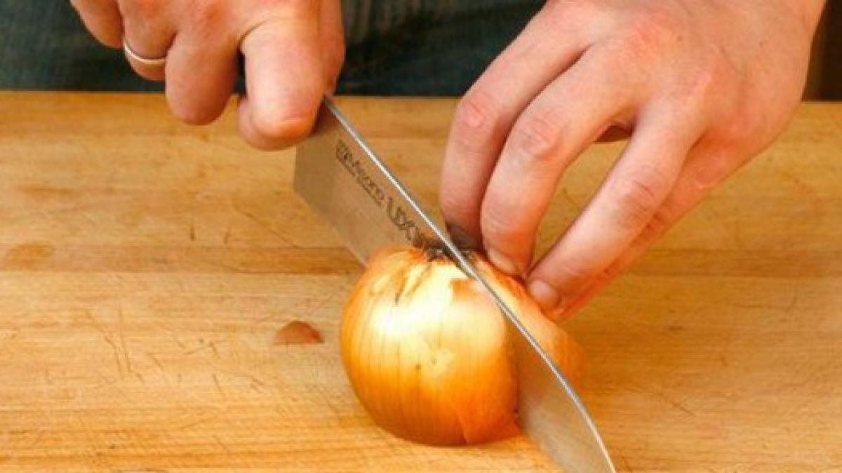 o femeie din iasi si a injunghiat sotul in timp ce taia ceapa ce sentinta a primit