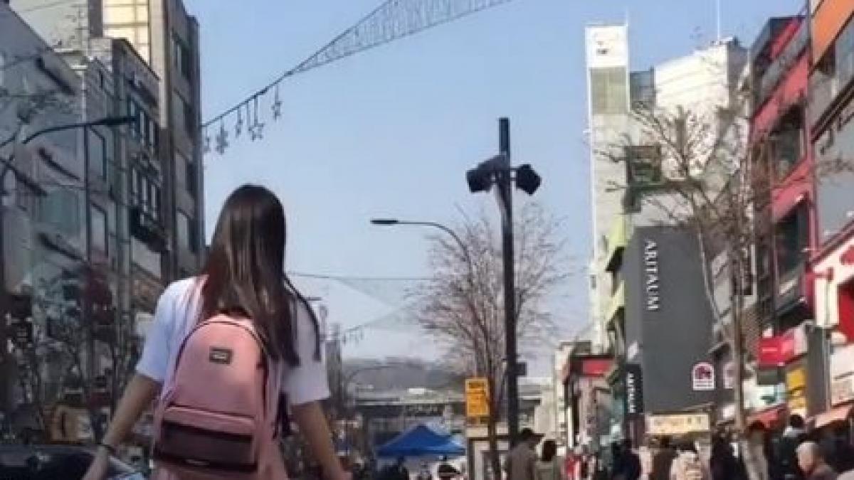 ce facea aceasta femeie pe mijlocul strazii toti intorceau capul dupa ea si se uitau in jos