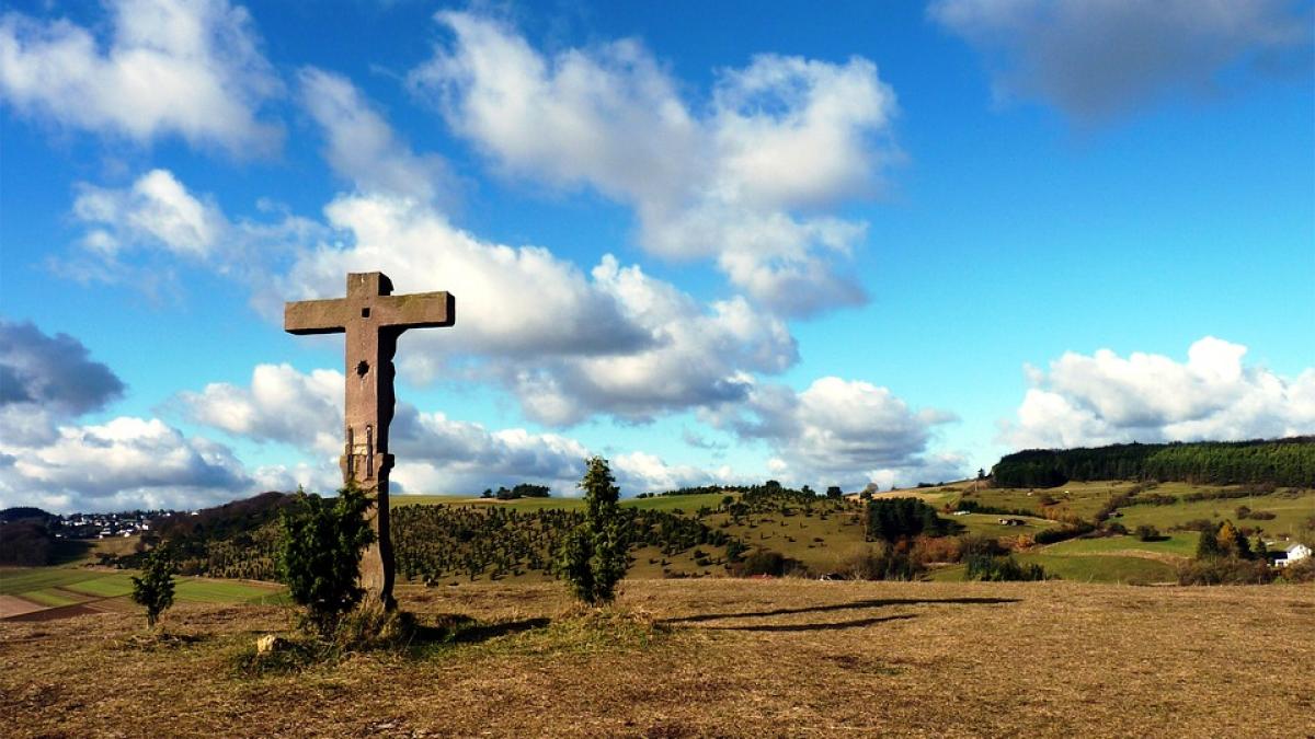 locul din romania in care mortii sunt ingropati in gradini si livezi la noi nu exista cimitir