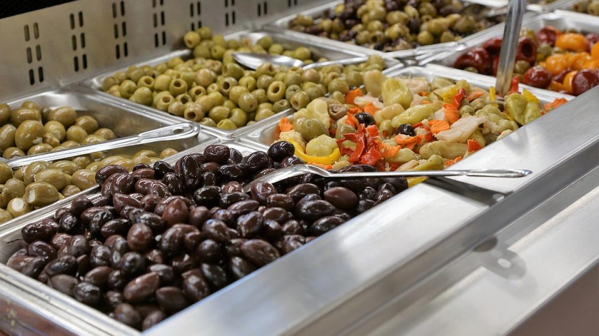 masline cu strat gros de mucegai la vanzare in supermarket