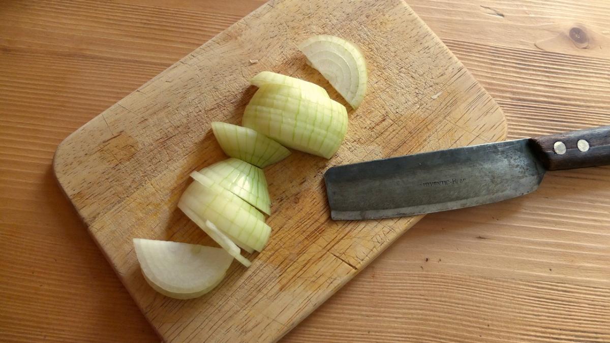 o ieseanca si a injunghiat mortal sotul in timp ce taia ceapa