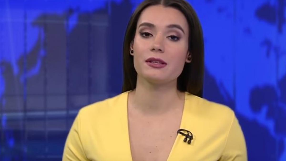 prezenta stirile in direct cand de sub masa a inceput sa iasa un musafir neasteptat a inceput sa