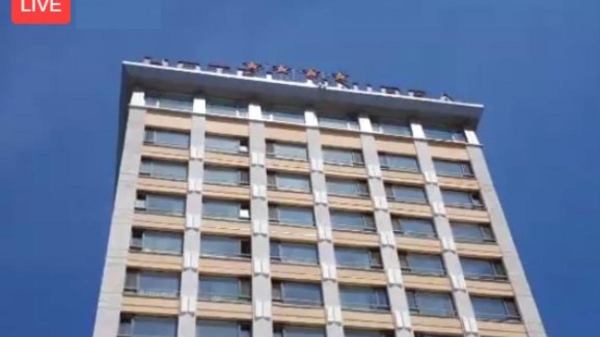 tentativa de sinucidere in iasi un barbat ameninta ca se va arunca de la ultimul etaj al unui hotel