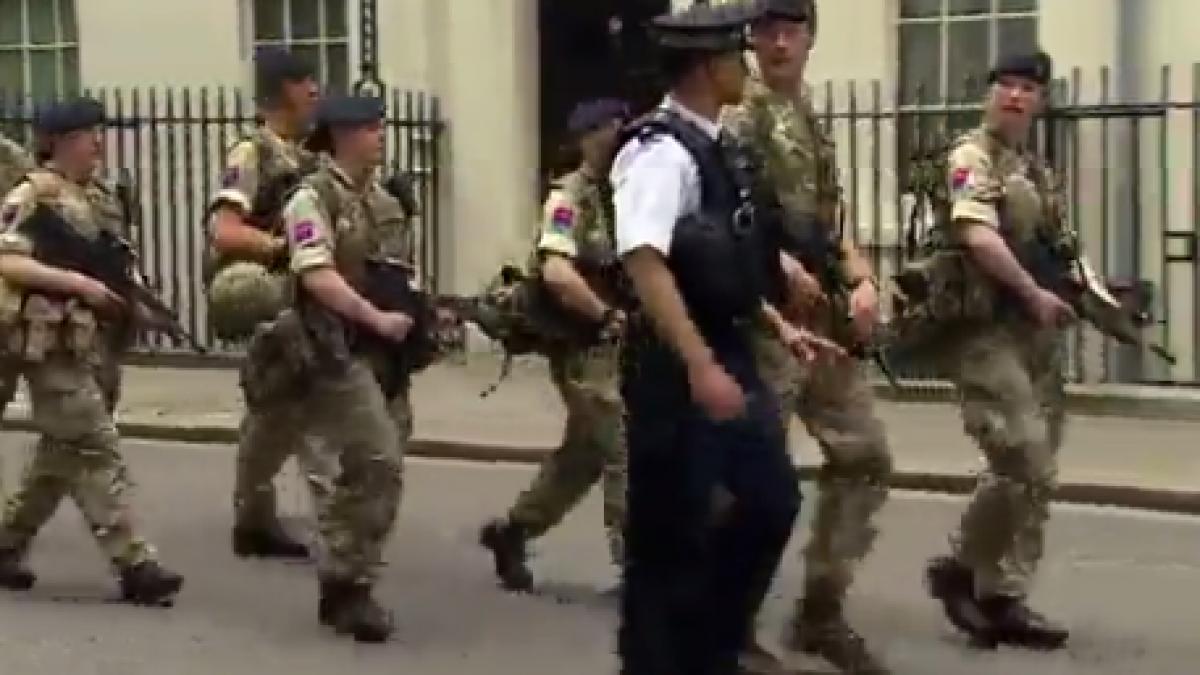 trupe militare pazesc obiectivele majore din londra inclusiv resedinta premierului