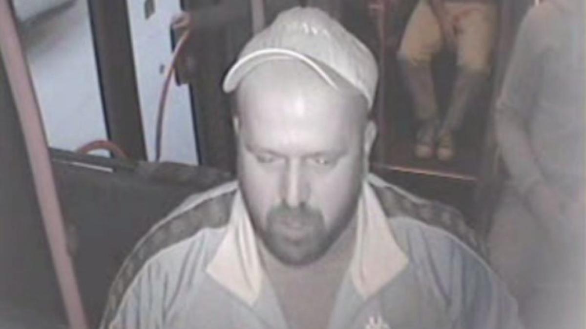 daca il vedeti pe acest barbat sunati la politie de ce este cautat de oamenii legii foto